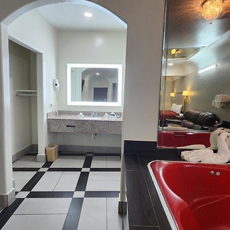 Scottish Inn & Suites Sam Houston Parkway エクステリア 写真