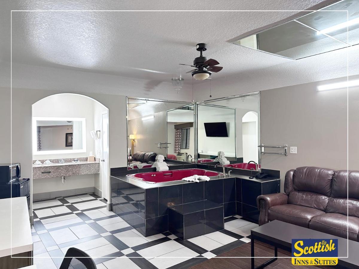Scottish Inn & Suites Sam Houston Parkway エクステリア 写真
