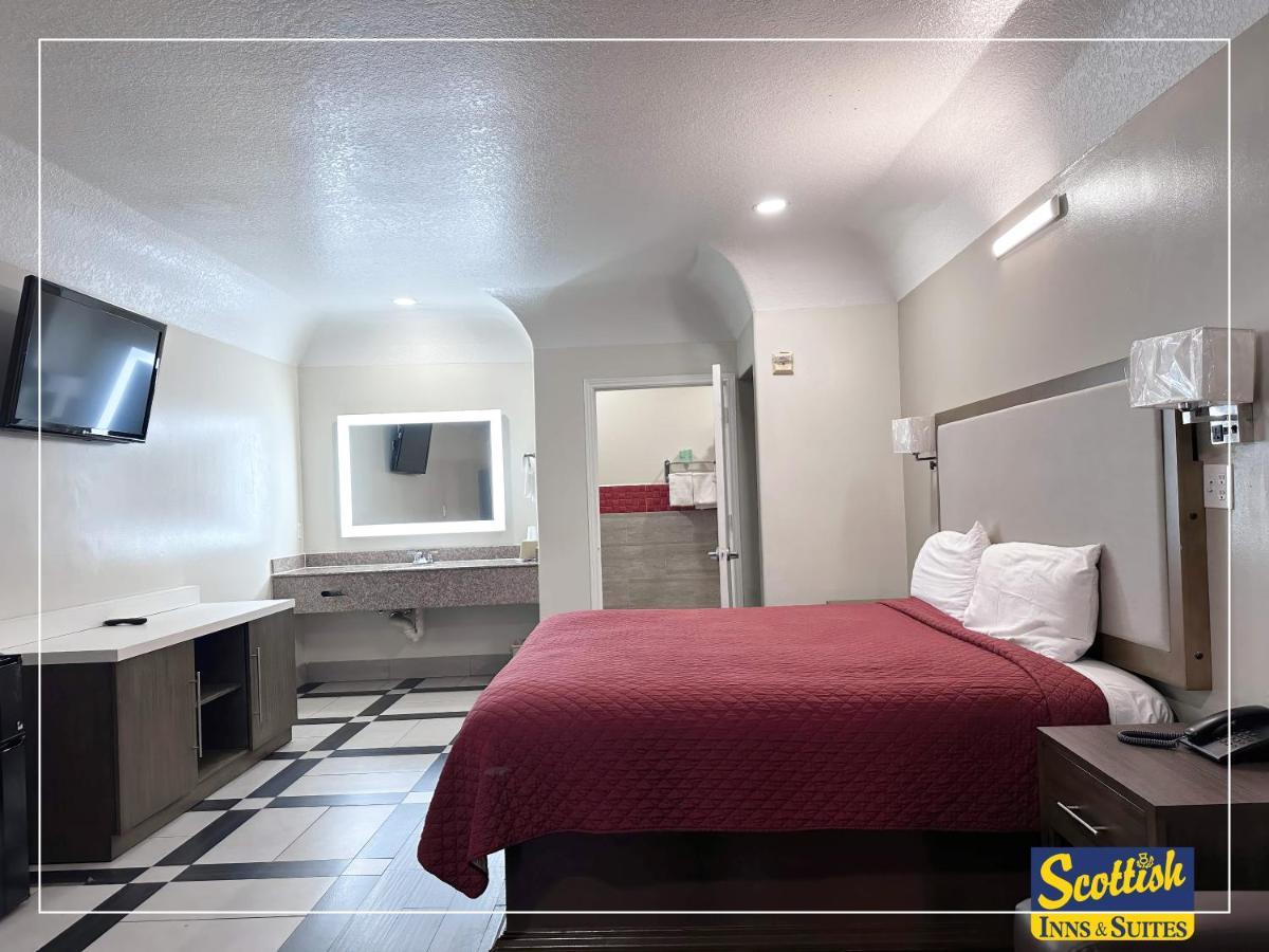 Scottish Inn & Suites Sam Houston Parkway エクステリア 写真