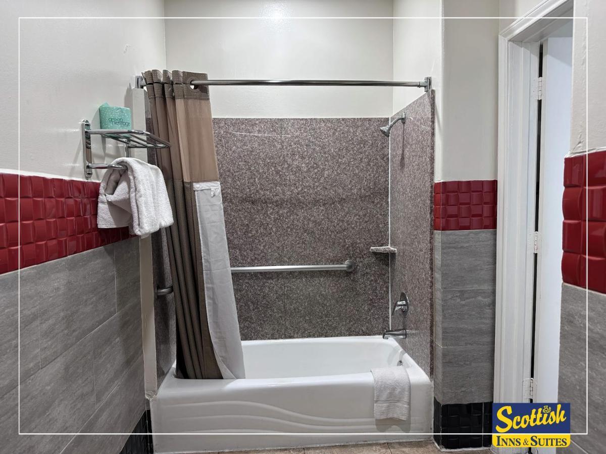 Scottish Inn & Suites Sam Houston Parkway エクステリア 写真