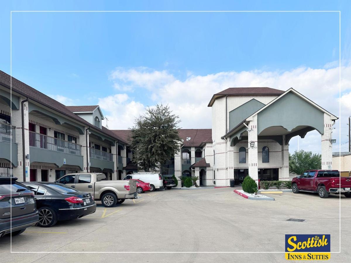 Scottish Inn & Suites Sam Houston Parkway エクステリア 写真
