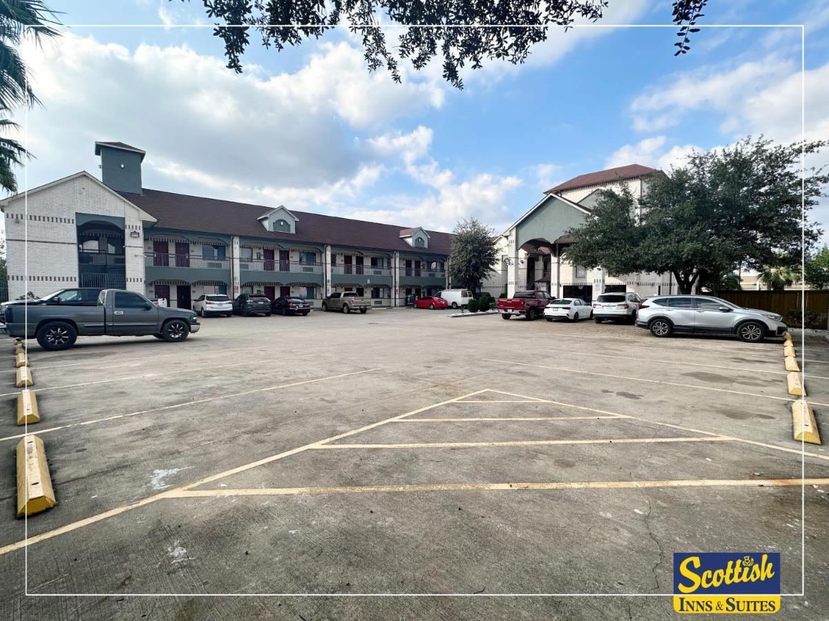 Scottish Inn & Suites Sam Houston Parkway エクステリア 写真
