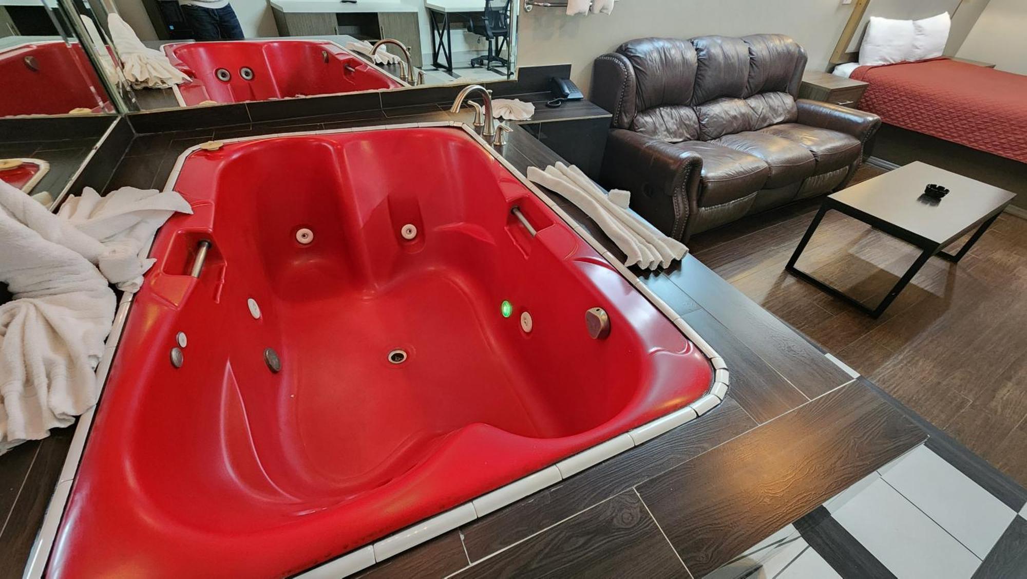 Scottish Inn & Suites Sam Houston Parkway エクステリア 写真