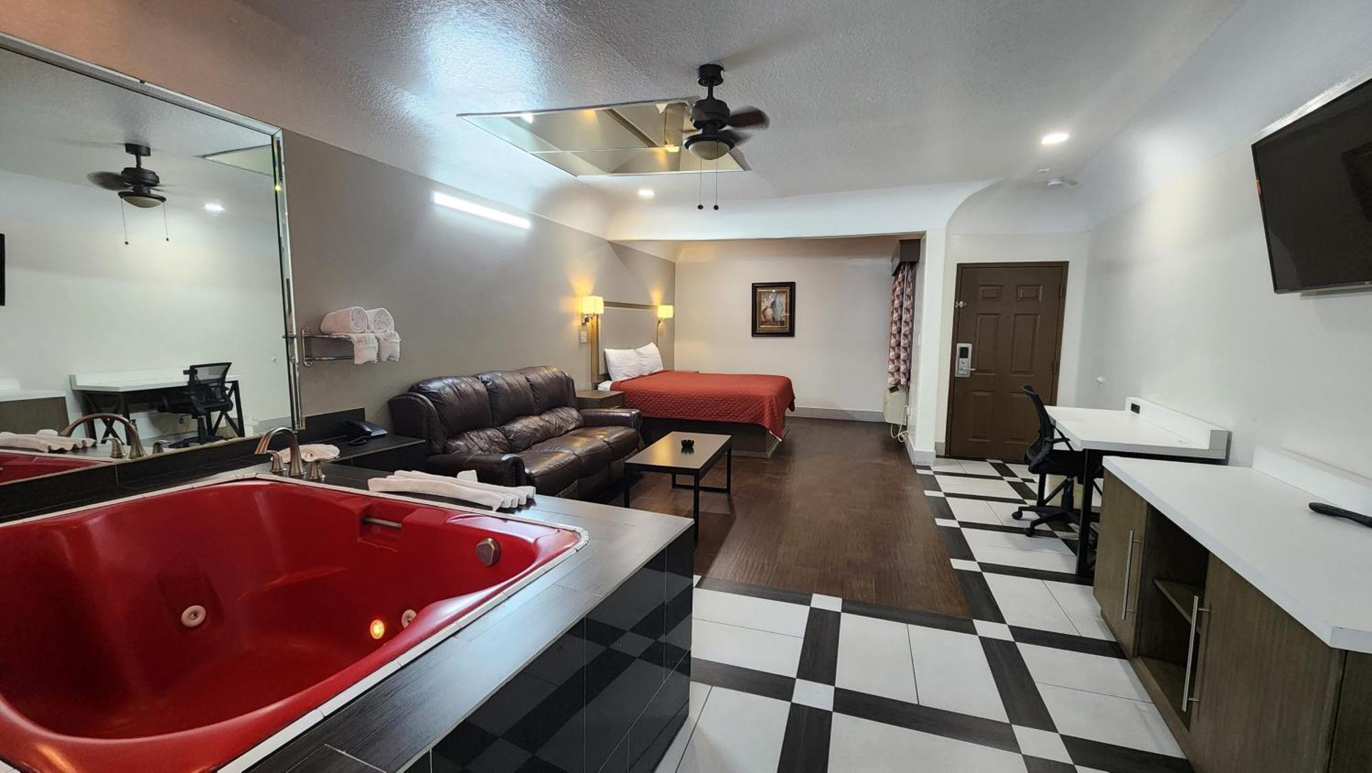 Scottish Inn & Suites Sam Houston Parkway エクステリア 写真