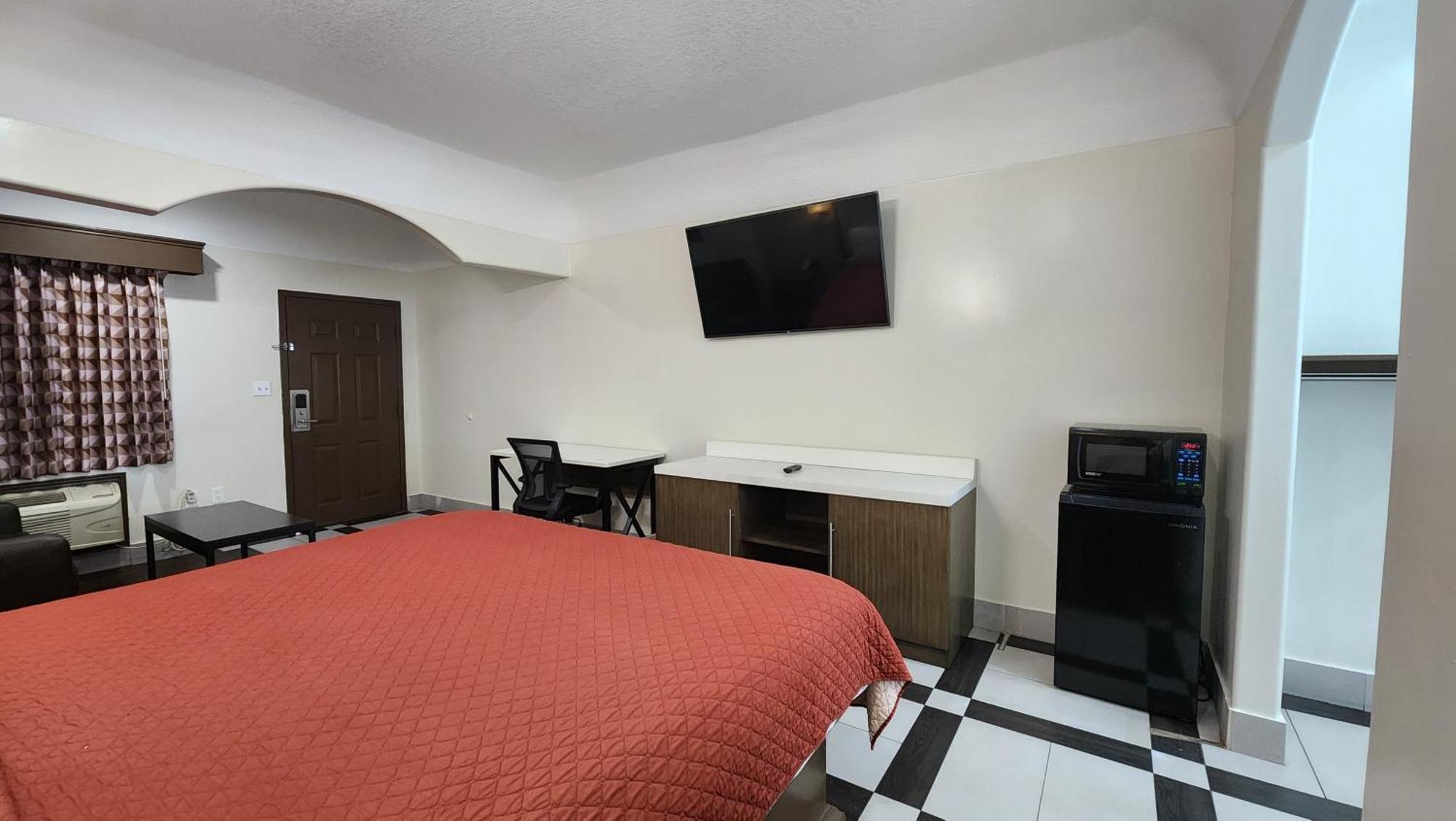 Scottish Inn & Suites Sam Houston Parkway エクステリア 写真
