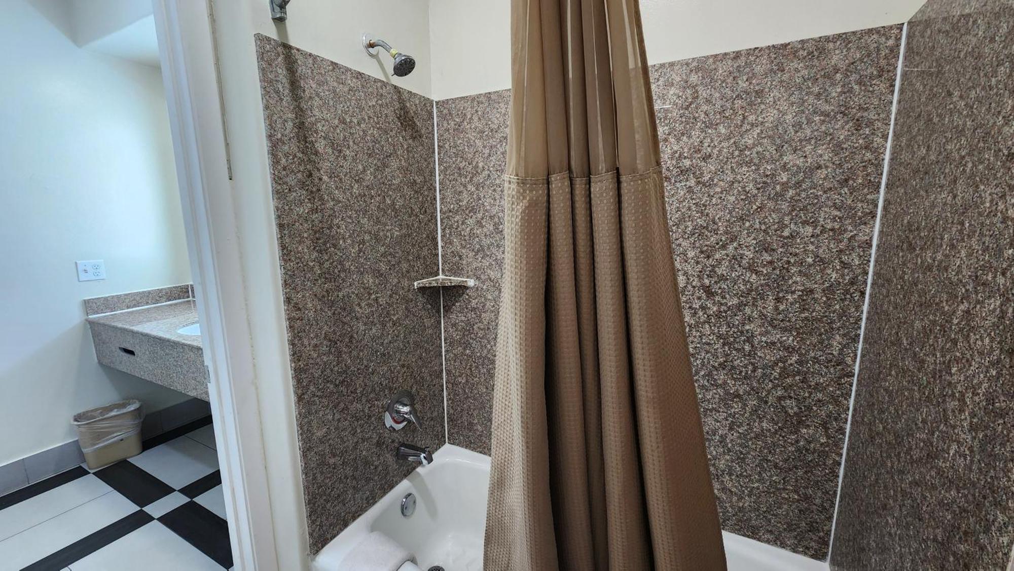 Scottish Inn & Suites Sam Houston Parkway エクステリア 写真