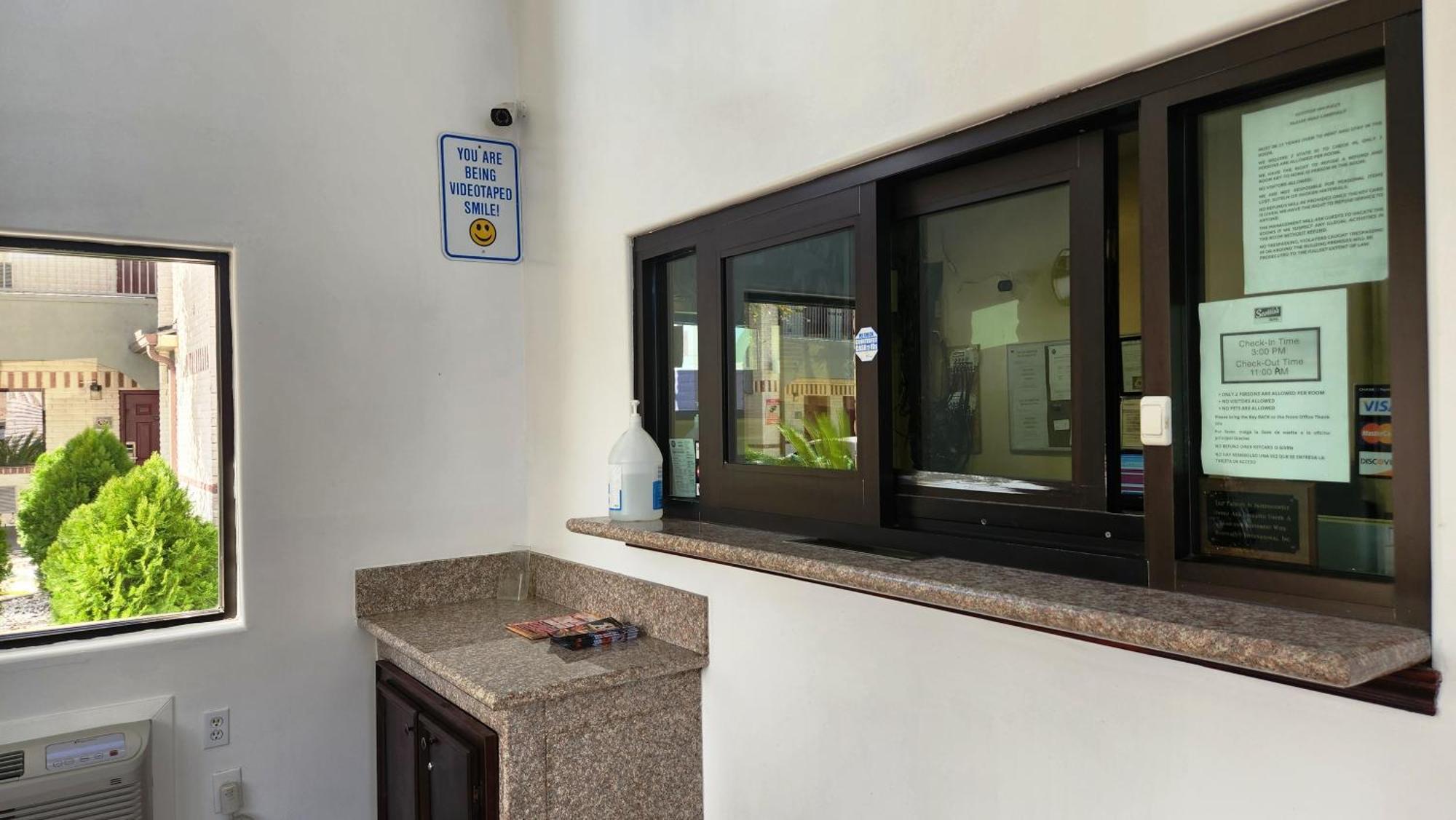 Scottish Inn & Suites Sam Houston Parkway エクステリア 写真