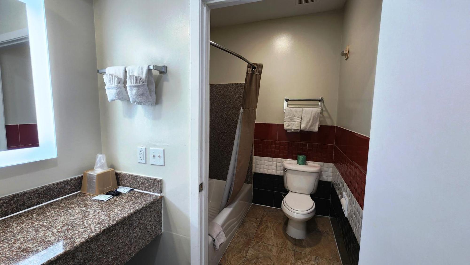 Scottish Inn & Suites Sam Houston Parkway エクステリア 写真
